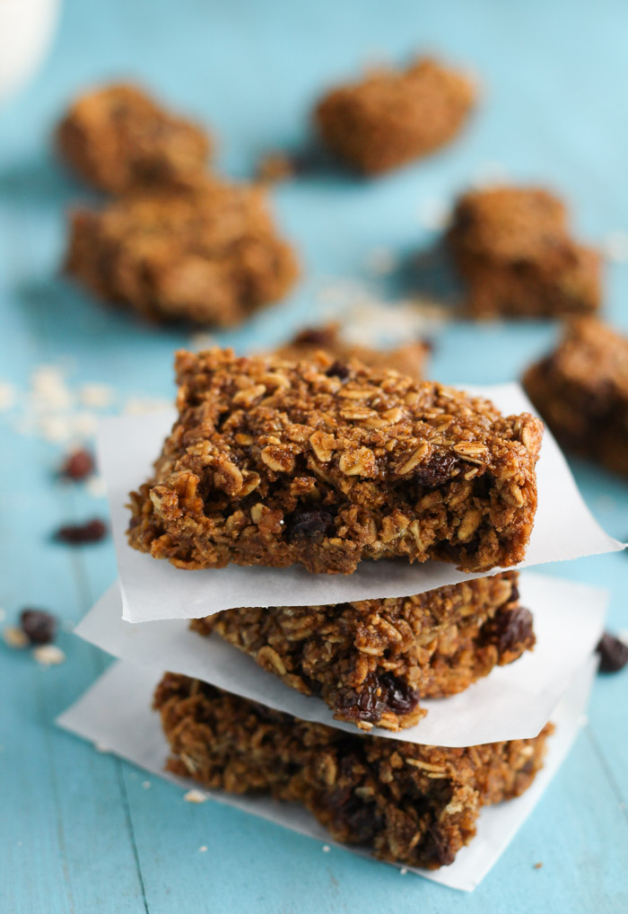 Healthy Oatmeal Cookie Bars - An easy, delicious homemade bar that tastes like a traditional oatmeal cookie but is healthy enough to have for breakfast! | thebalancedberry.com #glutenfree