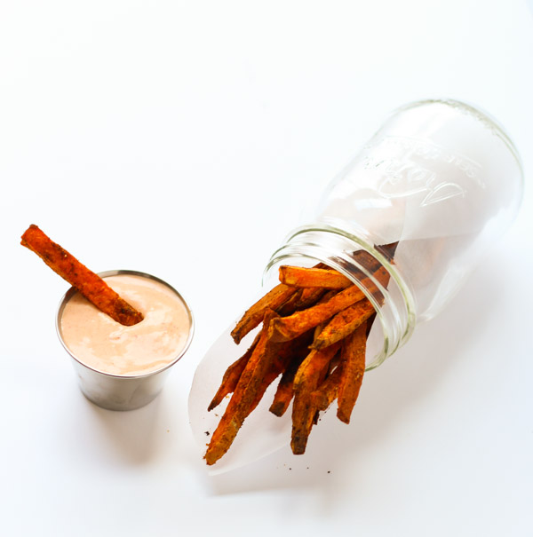 Crispy baked sweet potato fries with vegan chili aiolo via thebalancedberry.com