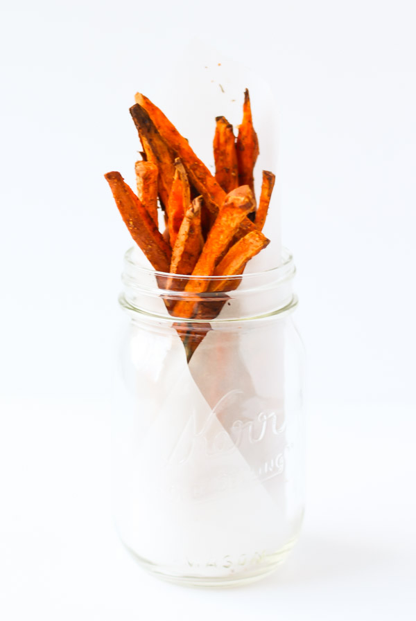 Crispy baked sweet potato fries with vegan chili aiolo via thebalancedberry.com