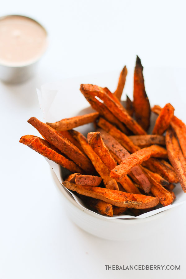 Crispy baked sweet potato fries with vegan chili aiolo via thebalancedberry.com