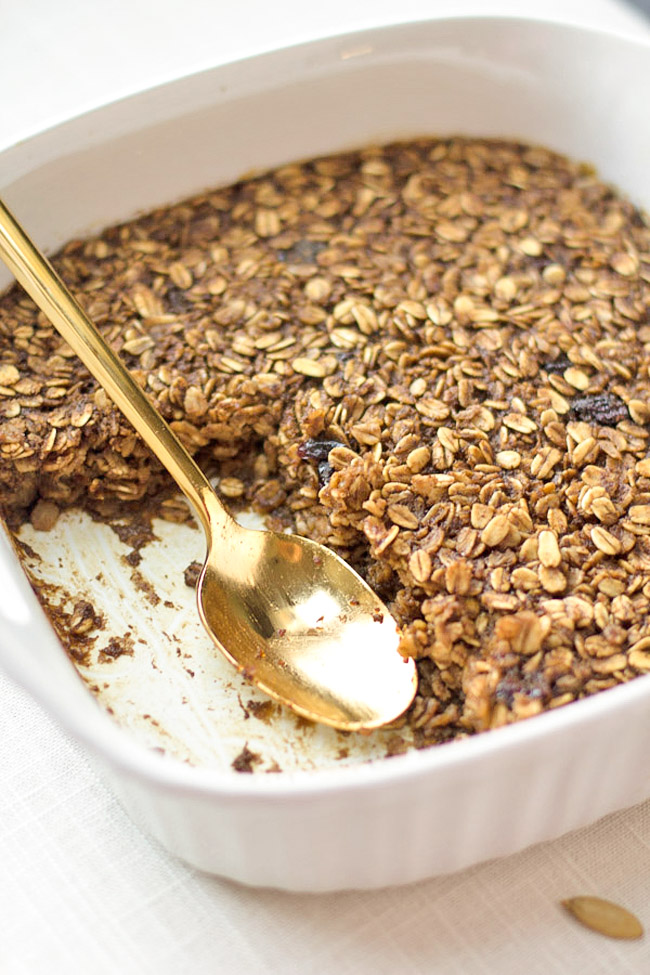 Simple gingerbread baked oatmeal recipe. A wholesome breakfast the whole family will LOVE!