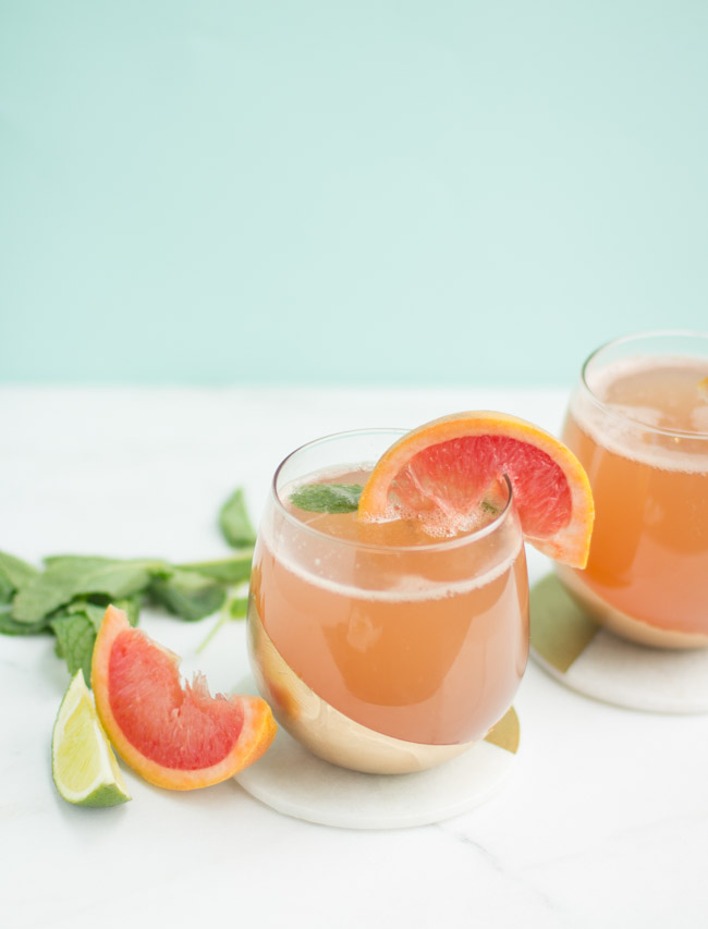 Sparkling Grapefruit Cocktail - a light, bubbly grapefruit cocktail that is perfect for your next celebration!