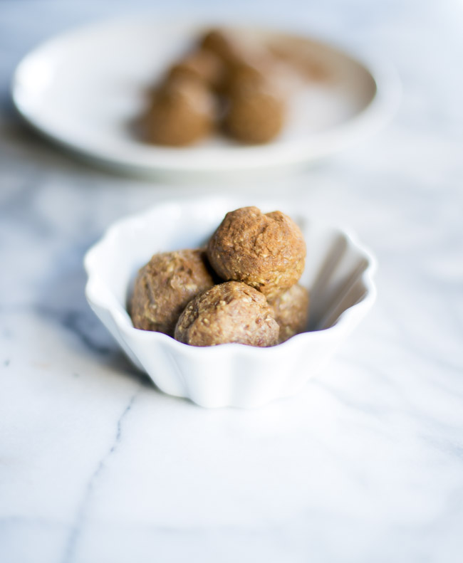 These no-bake pumpkin spice donut holes are an easy, healthy way to get your pumpkin spice fix on the go!