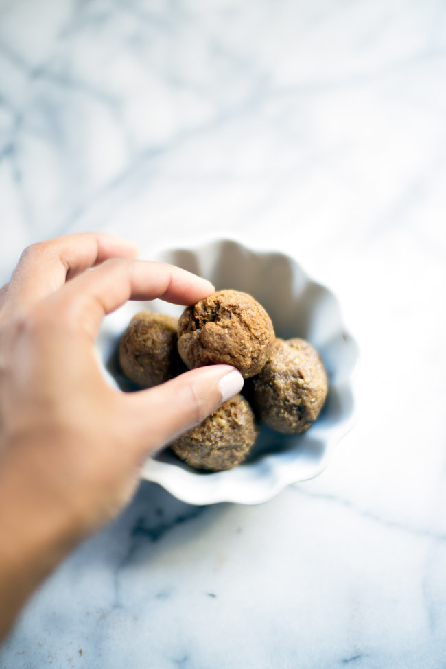 These no-bake pumpkin spice donut holes are an easy, healthy way to get your pumpkin spice fix on the go!