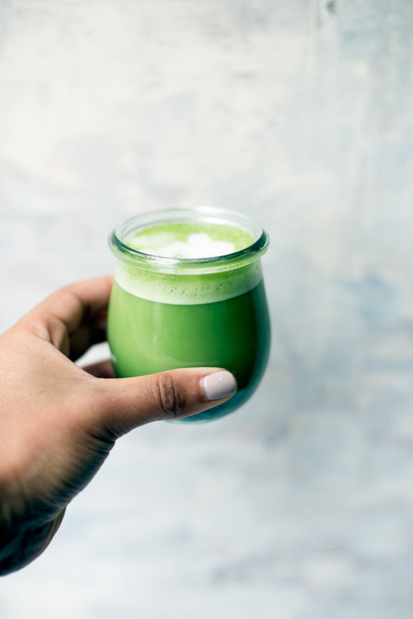 This bulletproof matcha latte makes an amazing morning pick-me-up. Loaded with antioxidants and healthy fats, it's an amazing way to start the day!