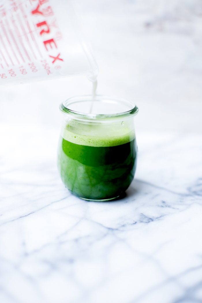 This bulletproof matcha latte makes an amazing morning pick-me-up. Loaded with antioxidants and healthy fats, it's an amazing way to start the day!